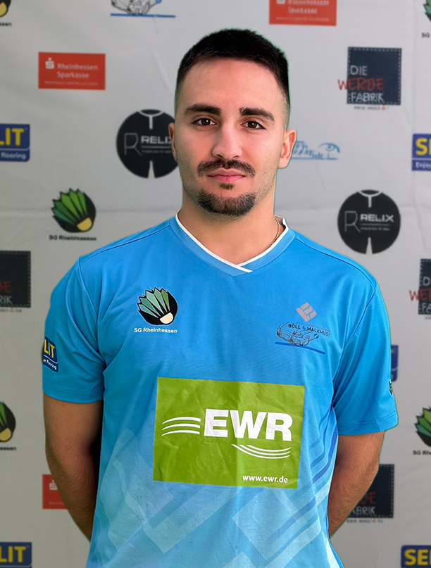 Stanimir im Trikot der SG Rheinhessen vor Sponsorenwand