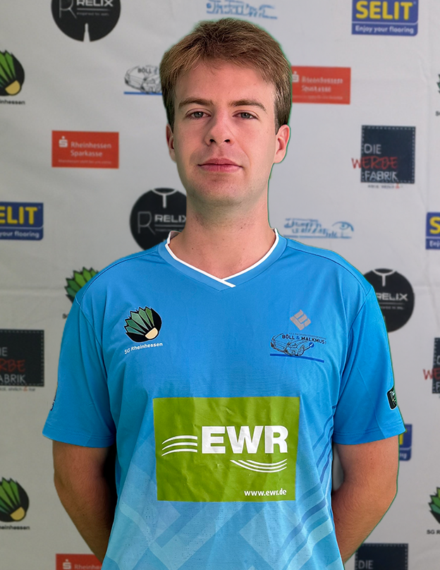 Clement im Trikot der SG Rheinhessen vor Sponsorenwand