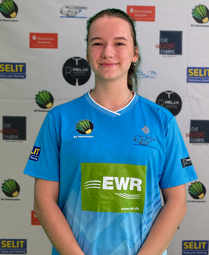 Katharina im Trikot der SG Rheinhessen Handballmannschaft vor Sponsorenwand