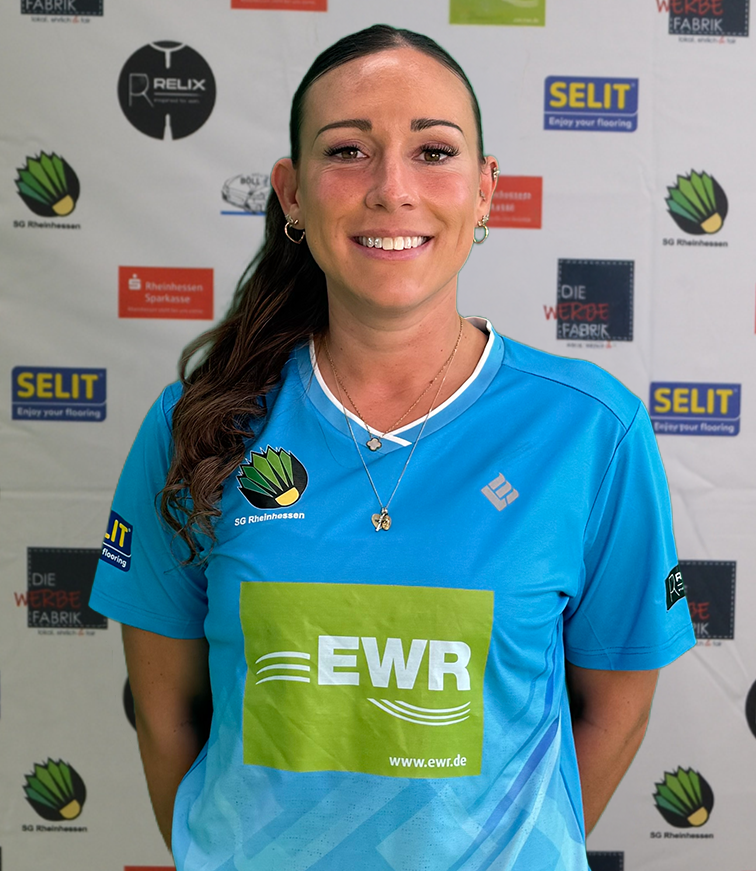 Aileen im Trikot der SG Rheinhessen vor Sponsorenwand