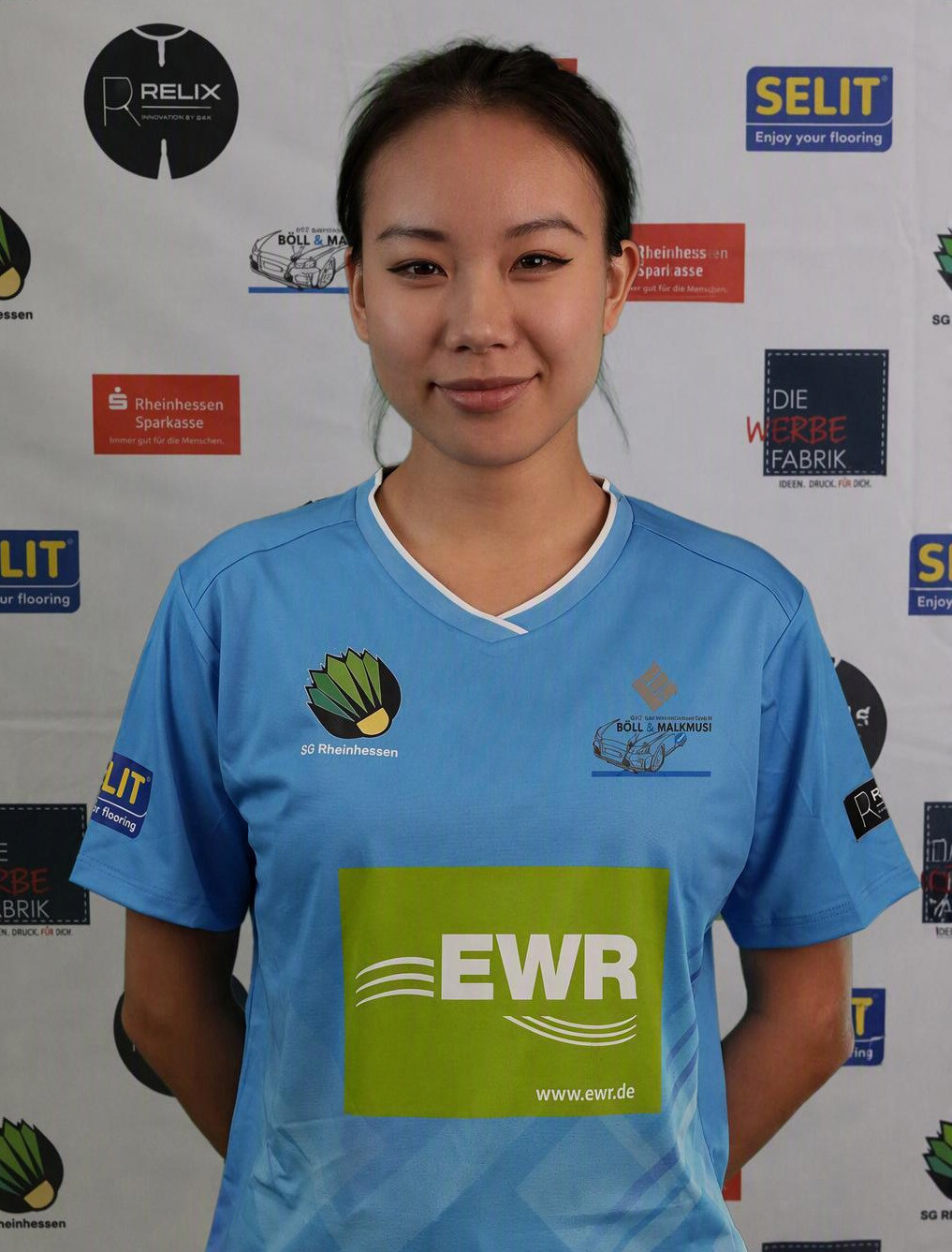 Judy im Trikot der SG Rheinhessen vor Sponsorenwand