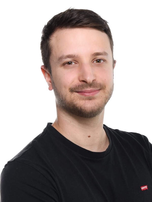 Porträt eines jungen Mannes, der in die Kamera lächelt