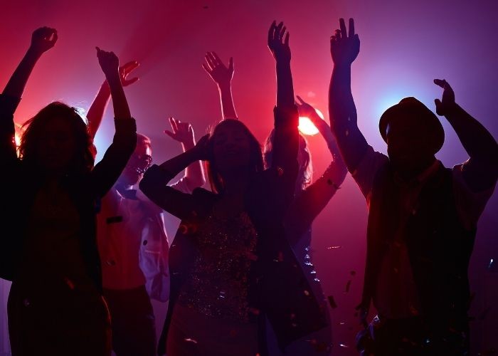 Schüler feiern beim TSZ Abikurs – Abschlussfeier mit Musik und Tanz