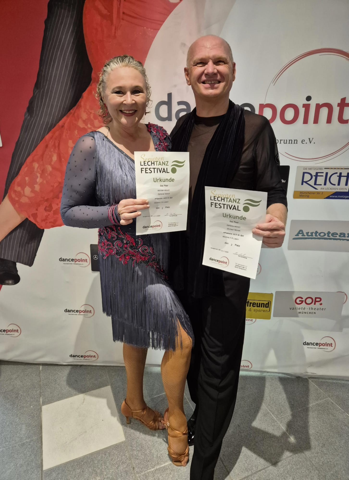 Tanzpaar mit Urkunden beim Tanzfestival in Königsbrunn 2025