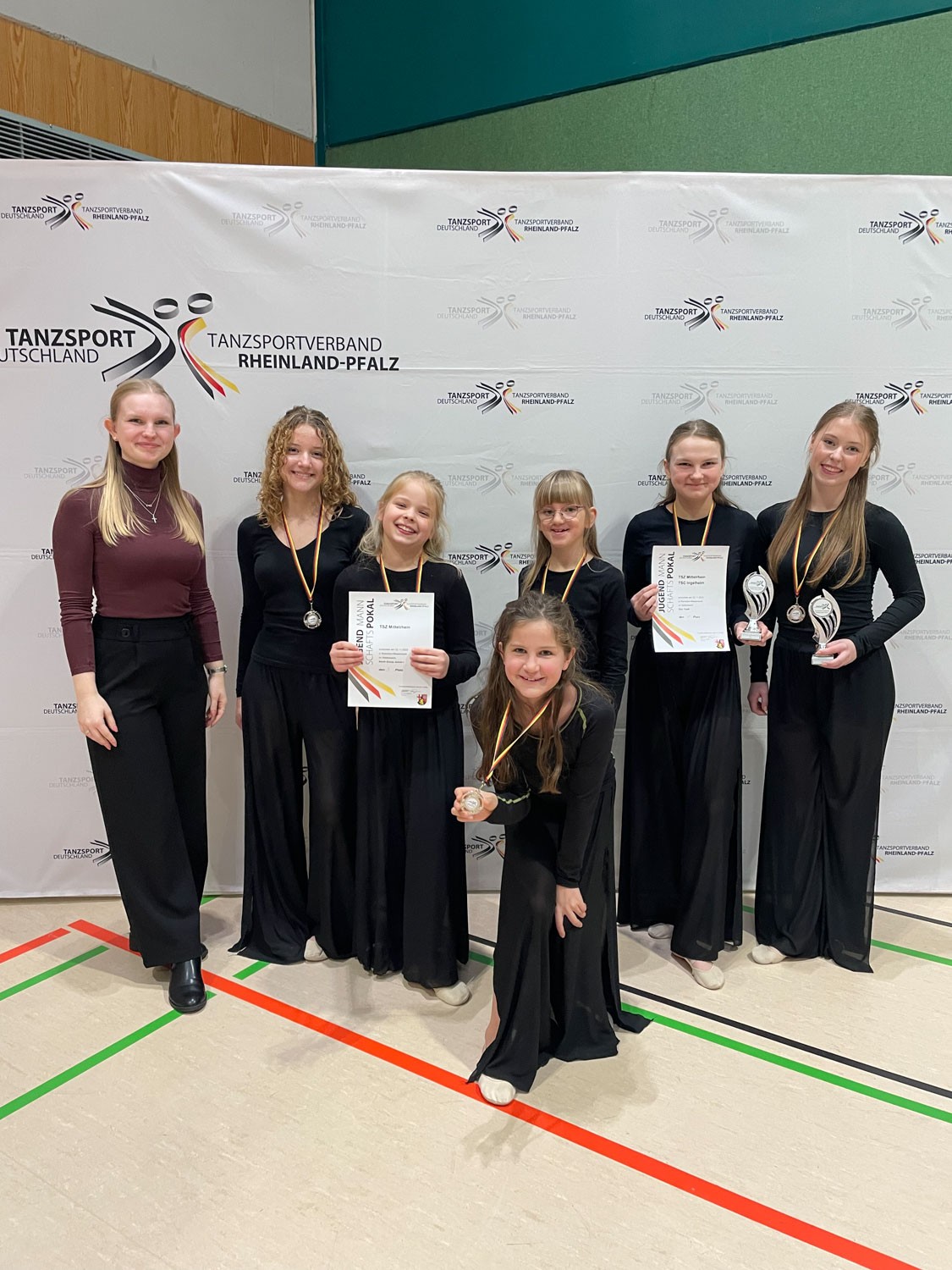 TSZ Mittelrhein Jumapo Tanzgruppe bei Siegerehrung des Tanzsportverbands Rheinland-Pfalz mit Medaillen und Urkunden