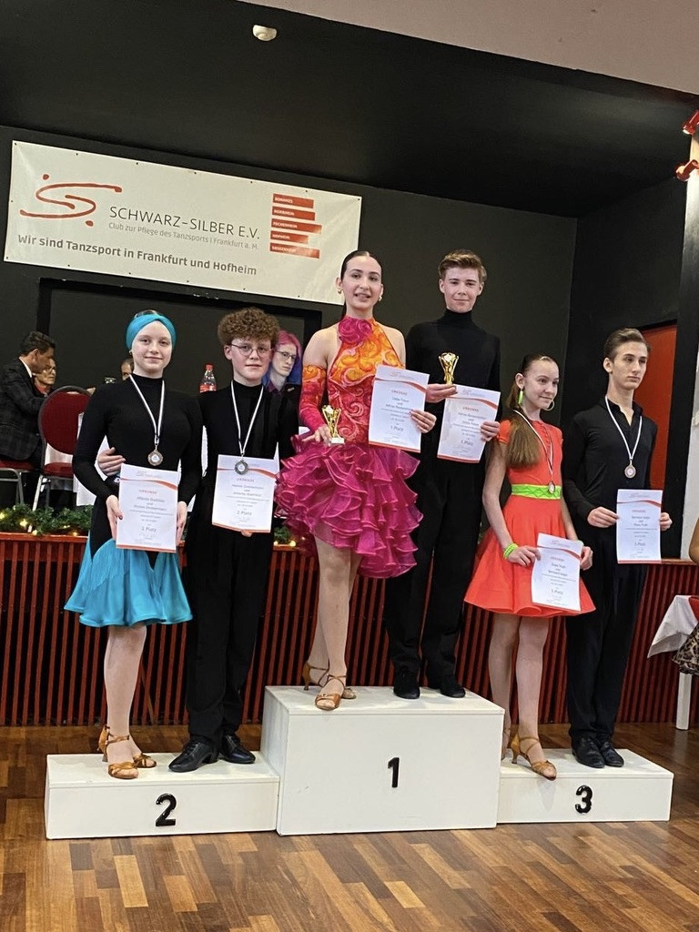 Siegerehrung beim Tanzturnier des Schwarz-Silber e.V. in Frankfurt, Jugendliche auf dem Podest mit Urkunden und Medaillen
