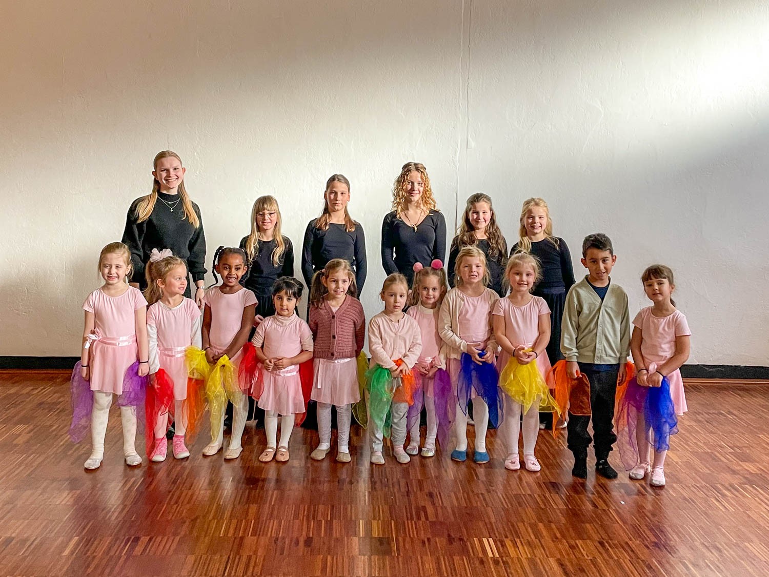 Gruppenfoto der Tanzmäuse JMC Kids vom TSZ Mittelrhein auf Holzfußboden