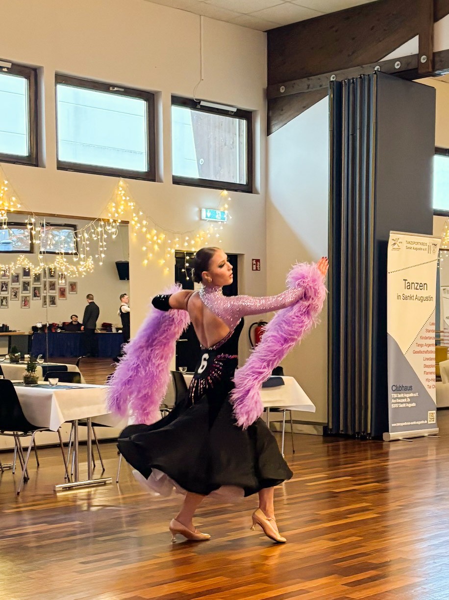 Tanzturnier in Sankt Augustin mit Teilnehmerin Schuelke in elegantem Kleid
