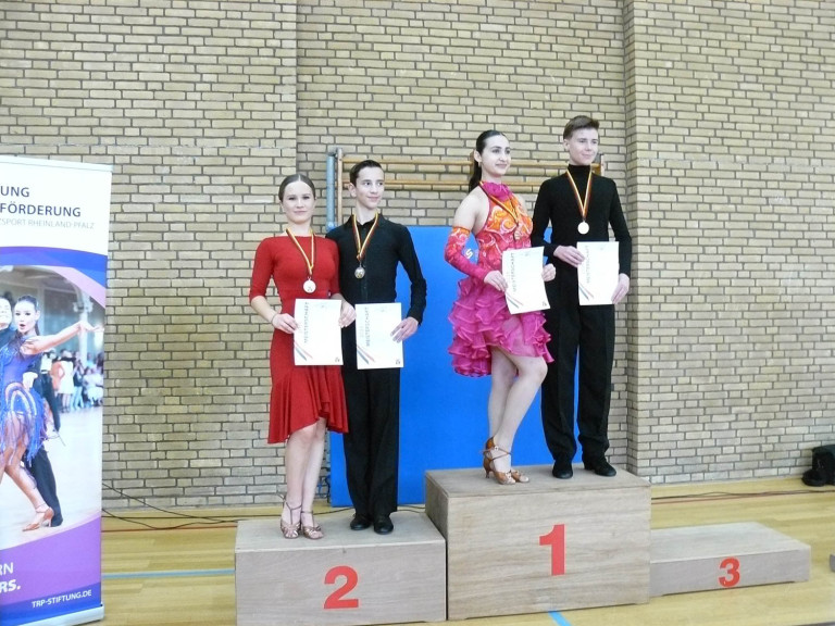 Siegerehrung bei einem Tanzturnier des TSZ Mittelrhein mit Paaren auf dem Podest