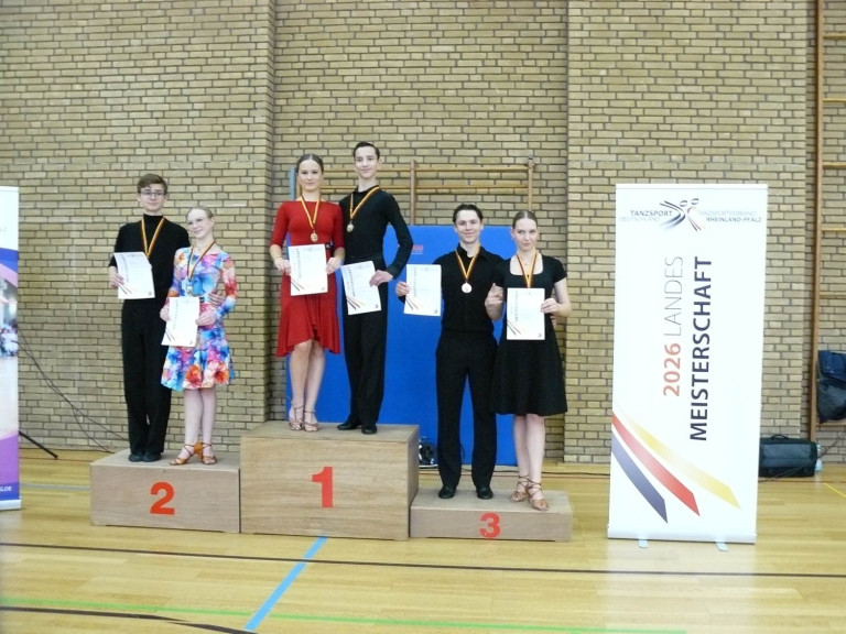 Siegerehrung bei der Landesmeisterschaft 2026 des Tanzsportzentrums Mittelrhein mit den Gewinnerpaaren auf dem Podest