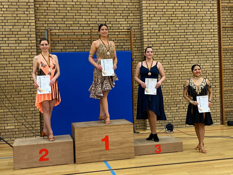 Siegerehrung bei einem Tanzturnier des TSZ Mittelrhein, Tänzerinnen auf dem Podest mit Urkunden und Medaillen