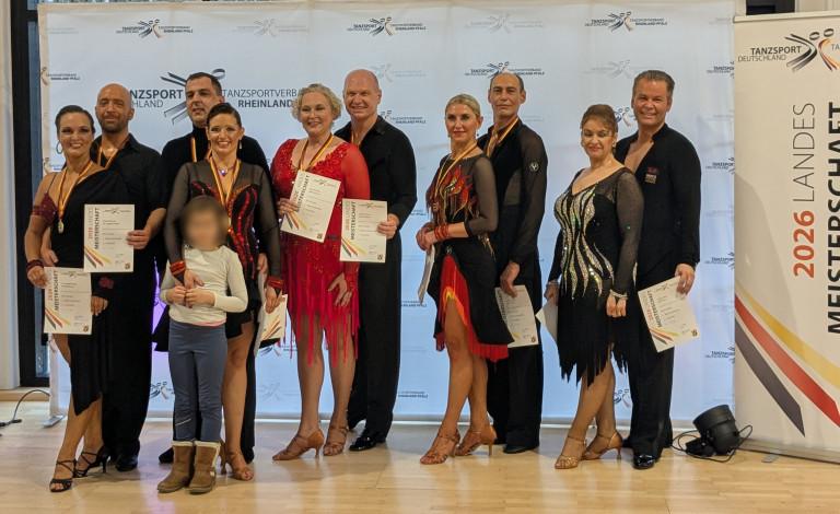 Landesmeisterschaft Senioren I Latein 2026 Rheinland-Pfalz – Siegerehrung Siegerpaare der Landesmeisterschaft Senioren I Latein am 15.02.2026 in Rheinland-Pfalz vor dem Banner des Tanzsportverbands