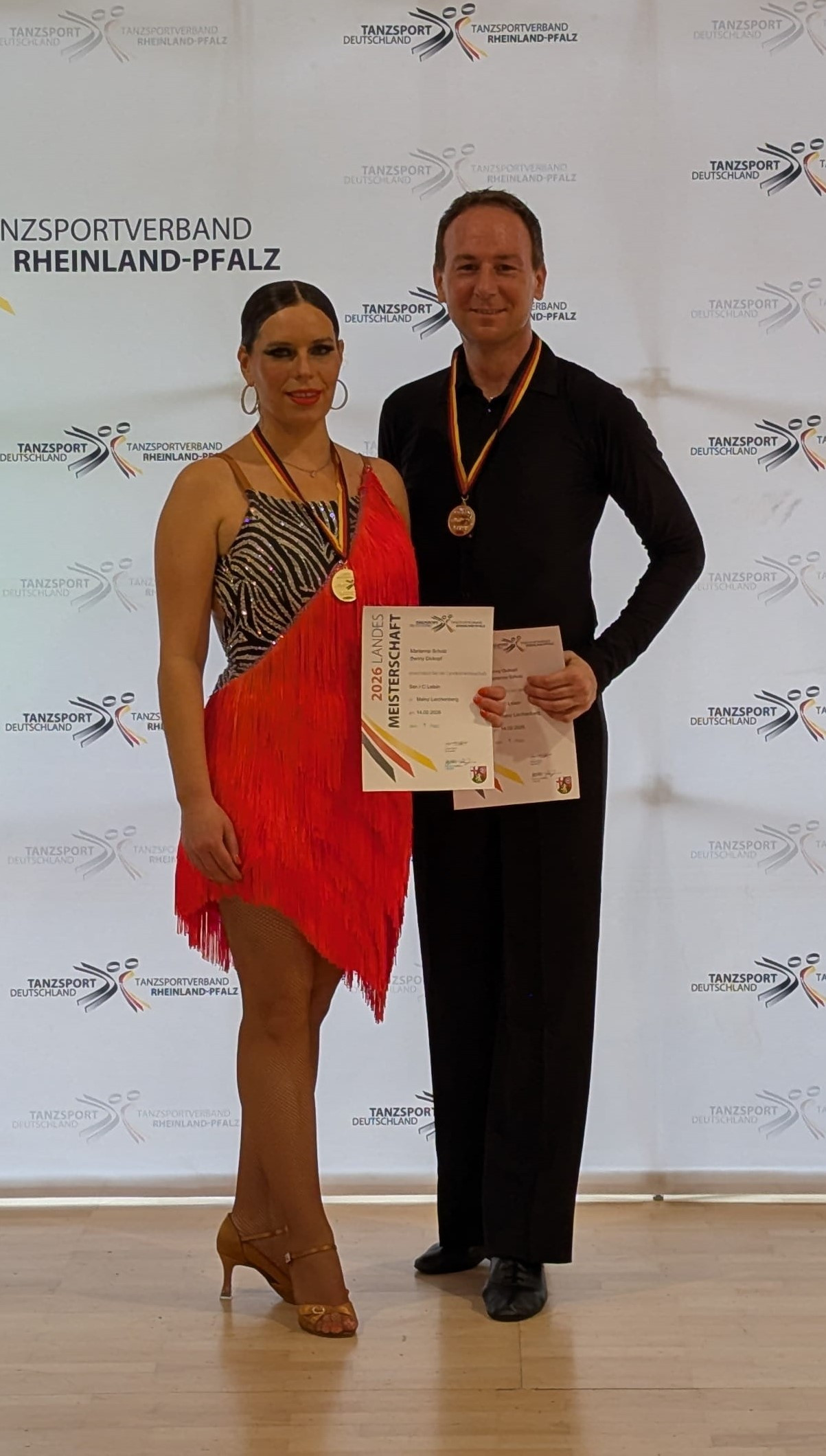 Scholz und Dickopf bei der Landesmeisterschaft 2026 im Tanzsport Rheinland-Pfalz mit Medaillen und Urkunden