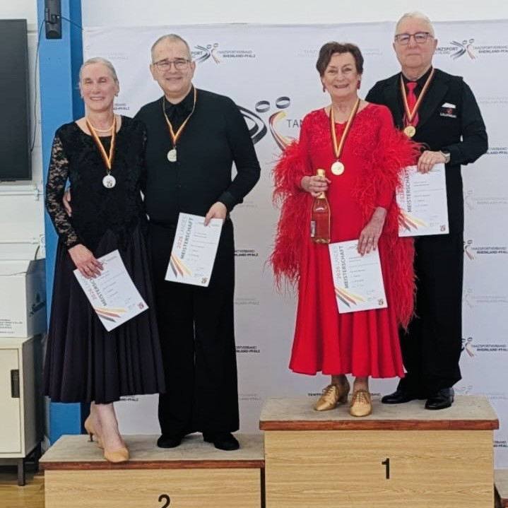 Siegerehrung Tanzturnier mit Paaren auf dem Podest, Medaillen und Urkunden Siegerehrung bei einem Tanzturnier mit Paaren auf dem Podest, Medaillen und Urkunden