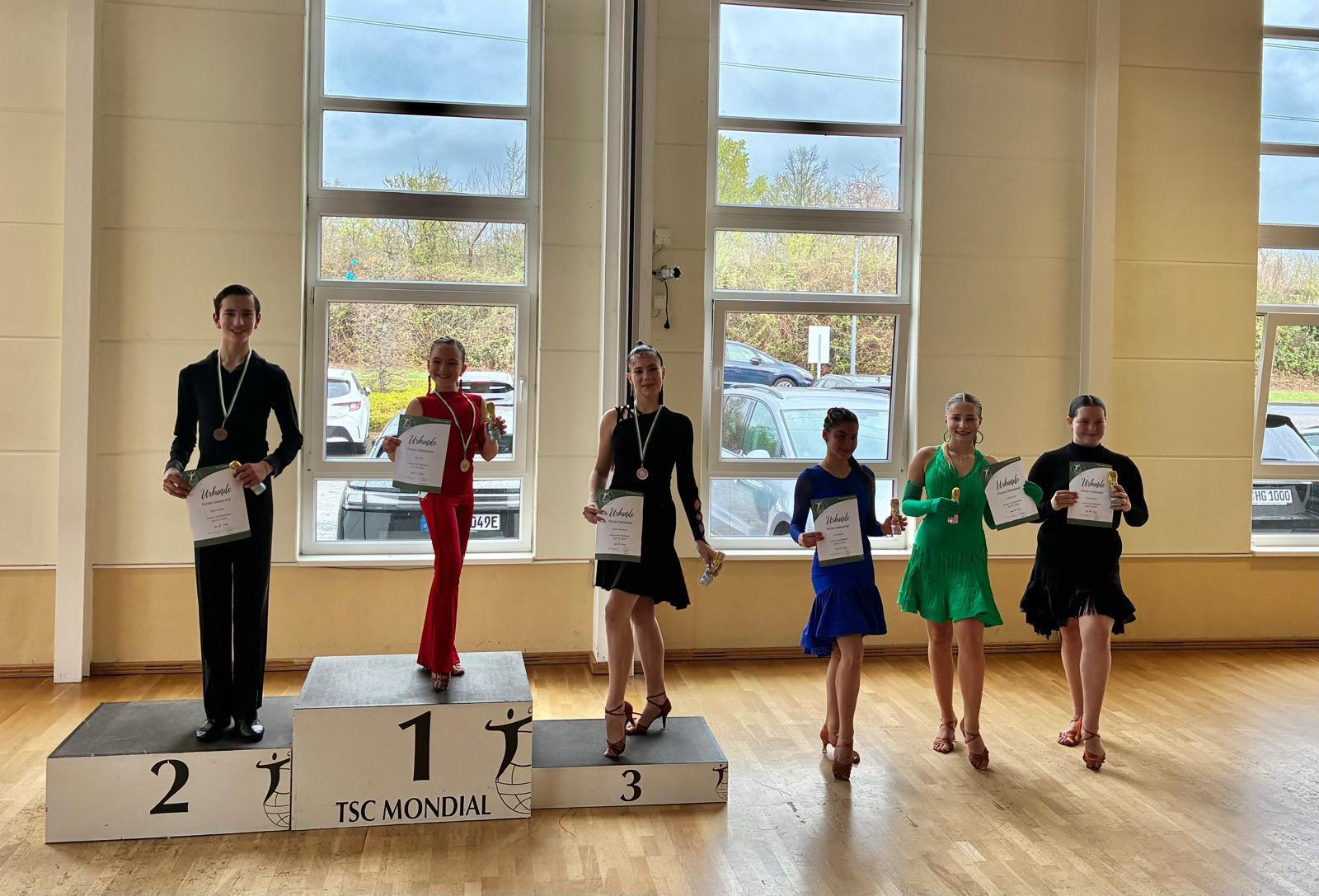 Siegerehrung bei einem Tanzturnier im TSC Mondial am 28.03.2026 mit jungen Tänzerinnen und Tänzern auf dem Podest