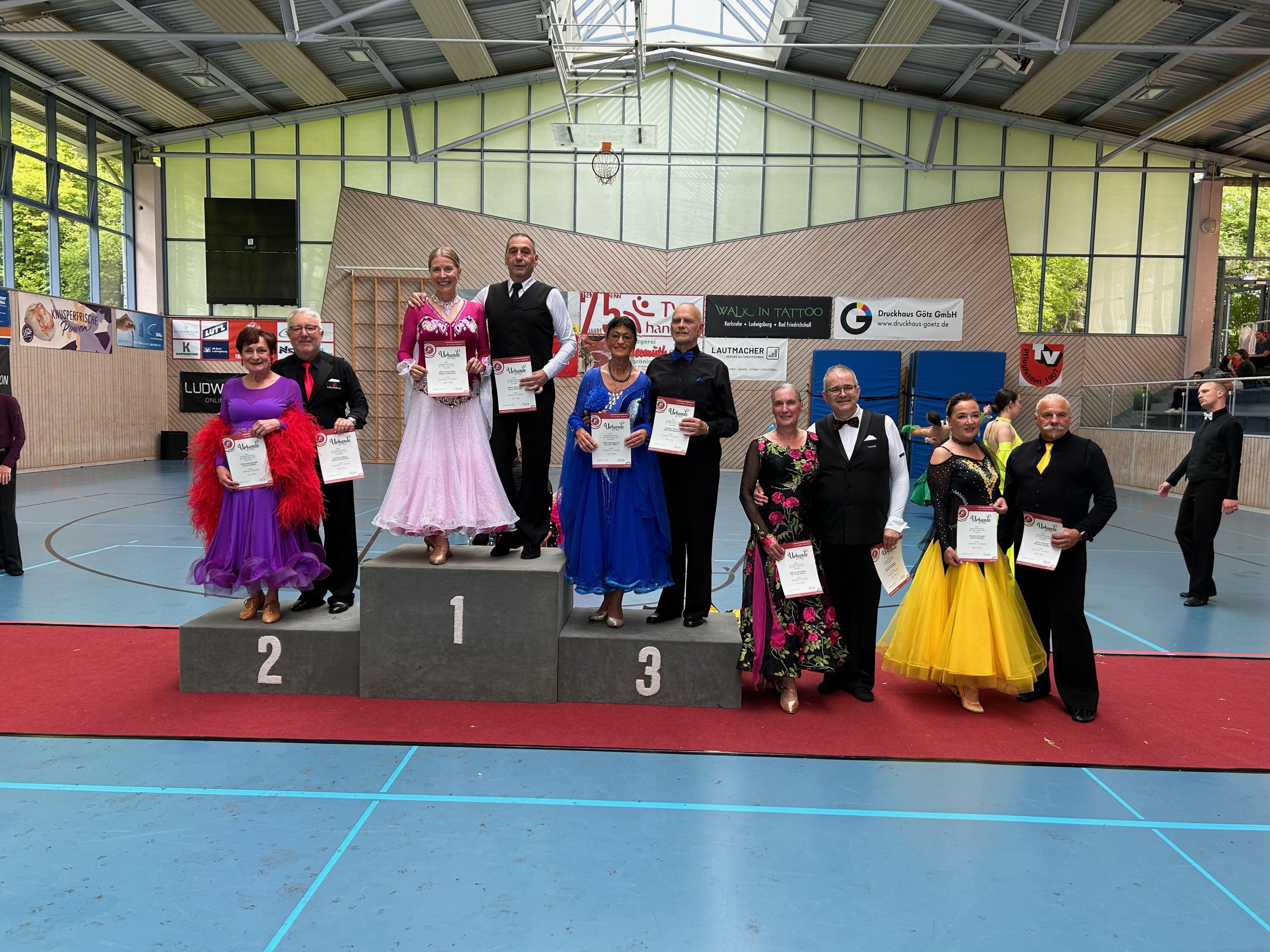 Siegerpodest der TBW Trophy in Furbach mit Barthelmess und weiteren Tanzpaaren am 04.05.2026