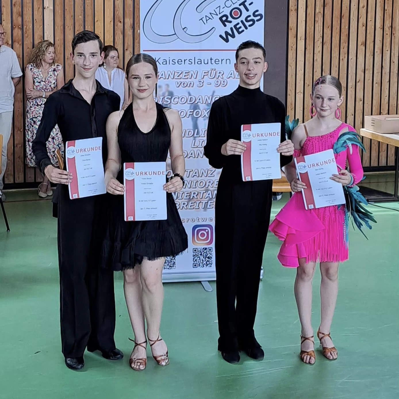 Tanzturnier Siegerehrung beim Tanzclub Rot-Weiss Kaiserslautern mit vier Gewinnern und Urkunden