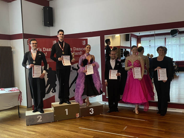 Siegerehrung beim Standardtanzturnier am 14.06.2026 in Kassel, Tanzpaare auf dem Podium mit Urkunden und Medaillen