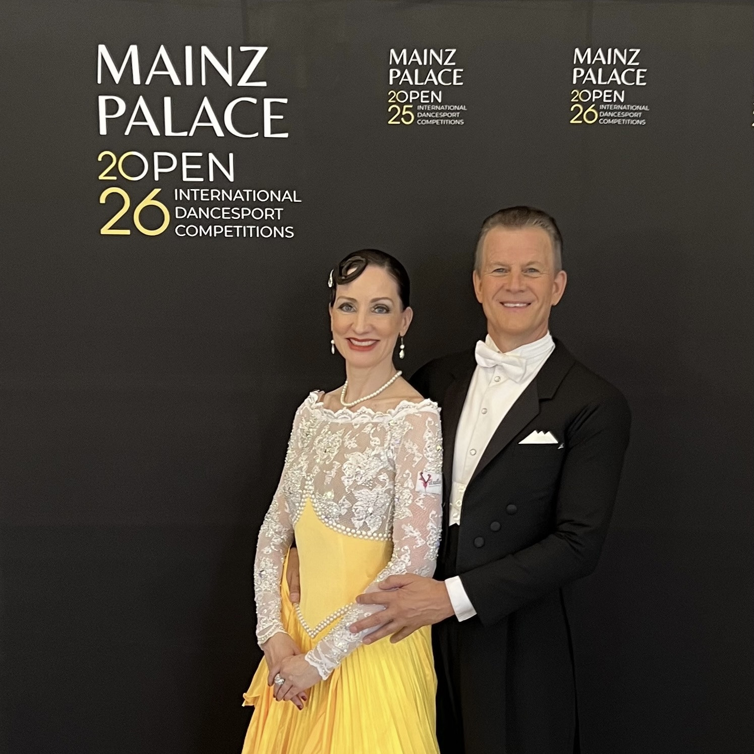 Tanzpaar bei den Mainz Palace Open 2026 International Dancesport Competitions vor Fotowand
