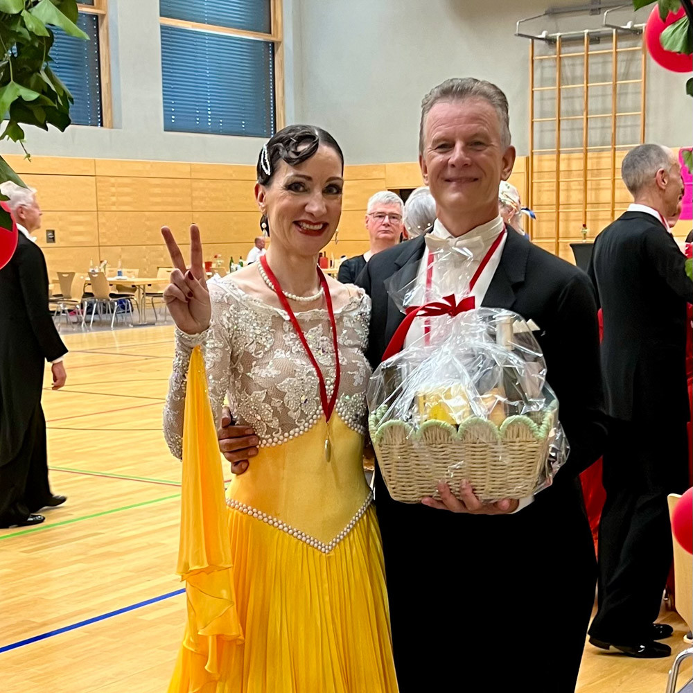 Thamm und Gottschalk bei Tanzturnier mit Medaillen und Präsentkorb in Sporthalle