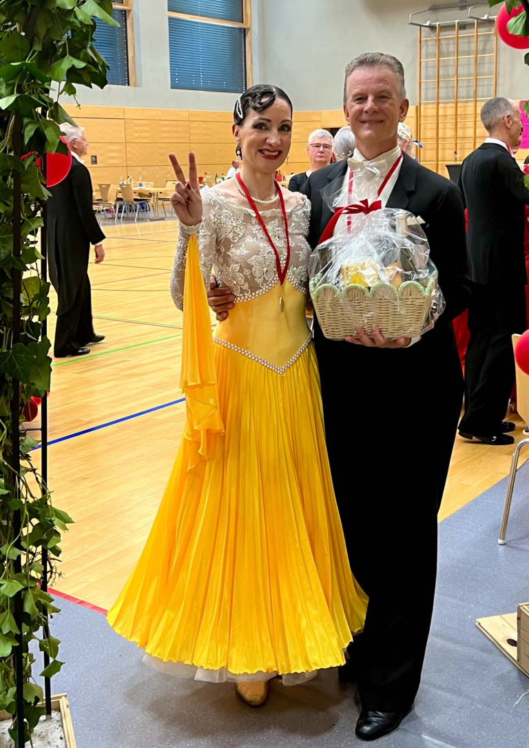 Thamm und Gottschalk auf Tanzturnier – festliche Kleidung, Medaillen und Präsentkorb Thamm und Gottschalk bei Tanzturnier in festlicher Kleidung mit Medaillen und Präsentkorb
