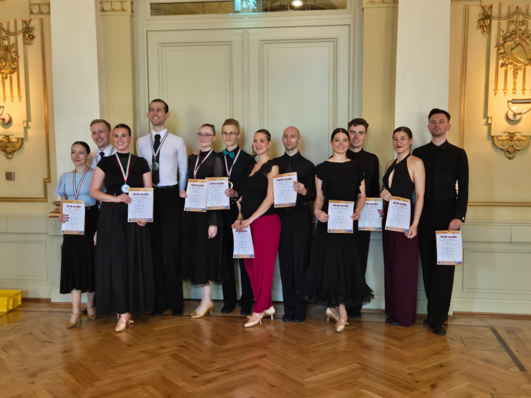 Gruppenfoto der Gewinner bei der TSZM Dance Competition 2024 mit Urkunden und Medaillen