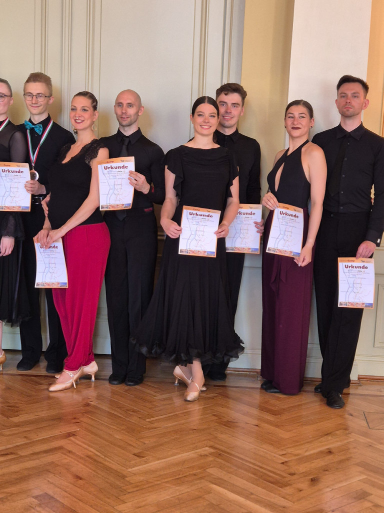 Gruppenfoto von Tanzpaaren bei der Tanzwettbewerb-Auszeichnung, TSZM Dance Competition, mit Urkunden