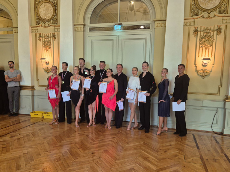 Siegerehrung bei der Tanzsportmeisterschaft 2023, TSZM Dance Competition, Finalisten mit Urkunden und Medaillen im Festsaal