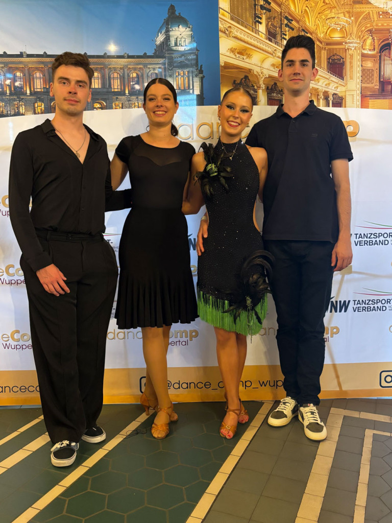 Teilnehmer der TSZM DanceComp 2024 in Wuppertal vor dem Veranstaltungsbanner