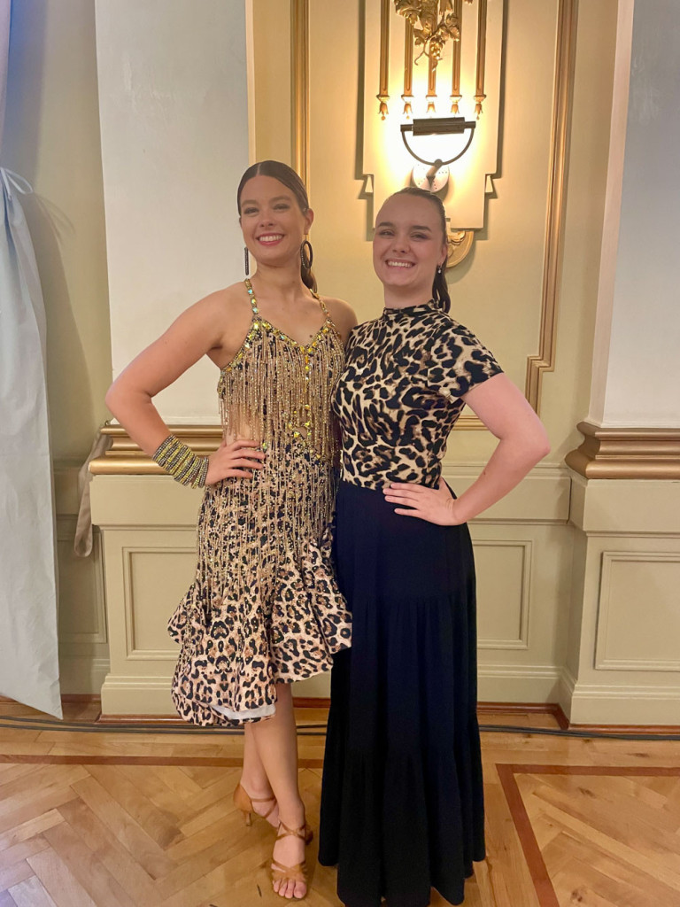 Zwei Frauen in auffälligen Tanzkleidern bei der TSZM Dance Competition 2024