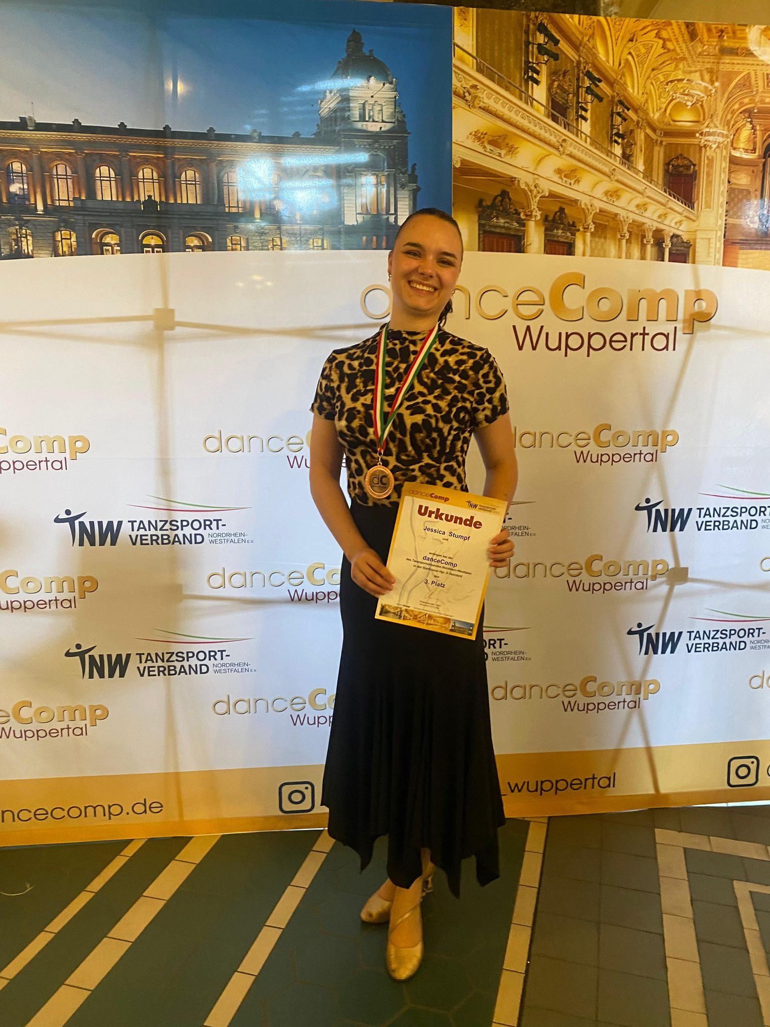 Jessica Stumpf bei der danceComp Wuppertal 2026 mit Urkunde und Medaille