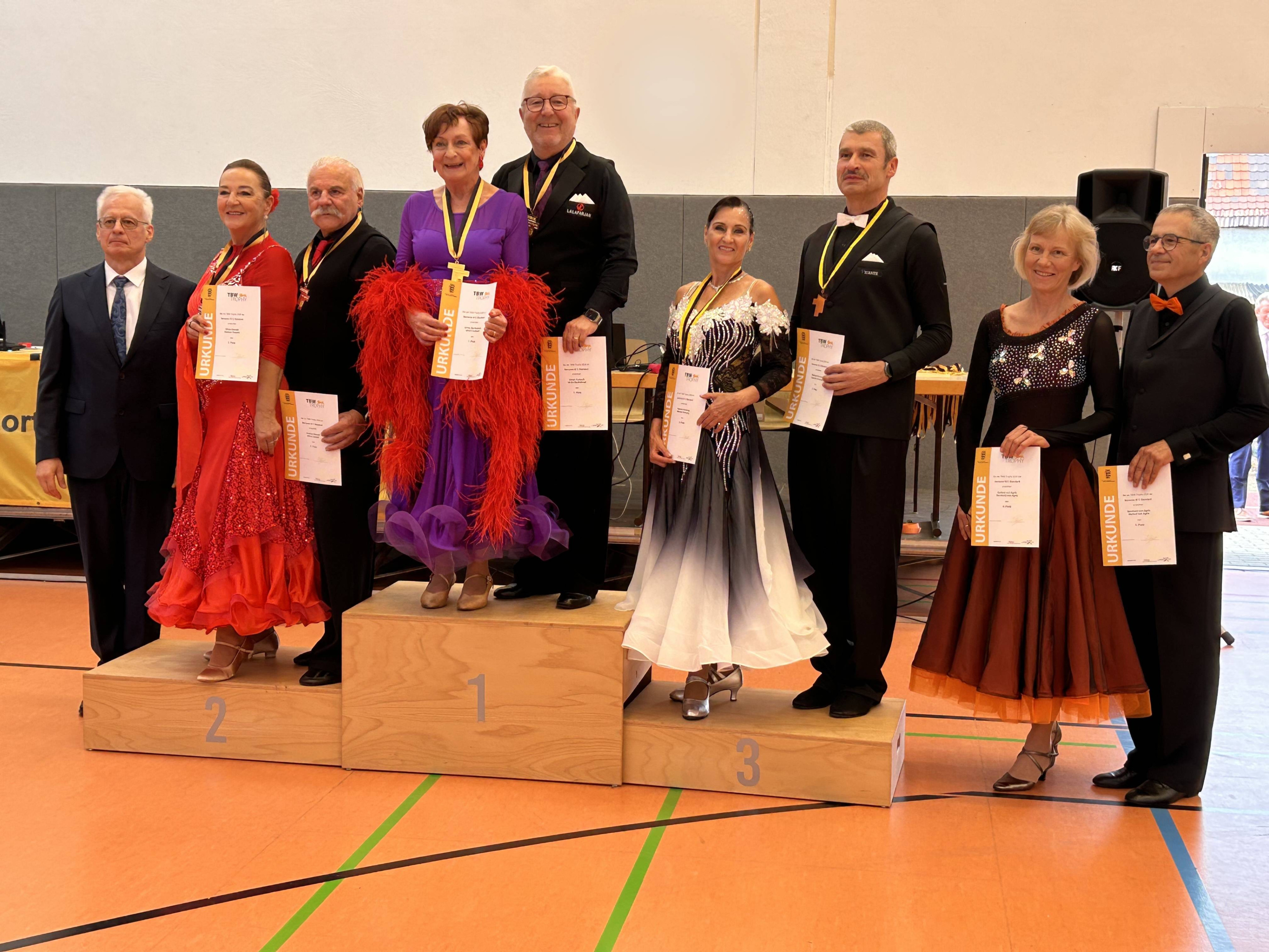 Siegerehrung beim Tanzturnier am 21.09.2026 mit Uli und Ulrike auf dem Podest