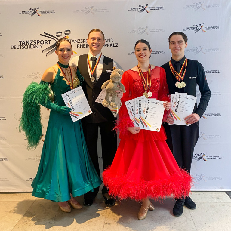 Landesmeisterschaft Tanzsport Rheinland-Pfalz 2023 – Siegerpaare mit Urkunden und Medaillen Siegerpaare bei der Landesmeisterschaft im Tanzsport Rheinland-Pfalz 2023 mit Urkunden und Medaillen