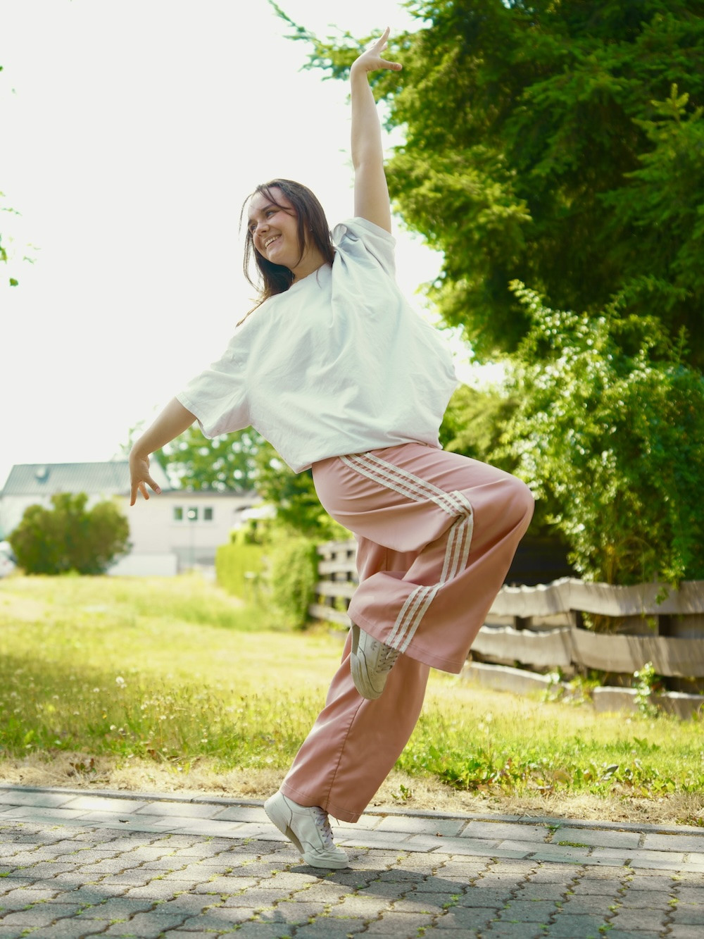 Trainerin Jessica beim Outdoor-Workout in sportlicher Pose