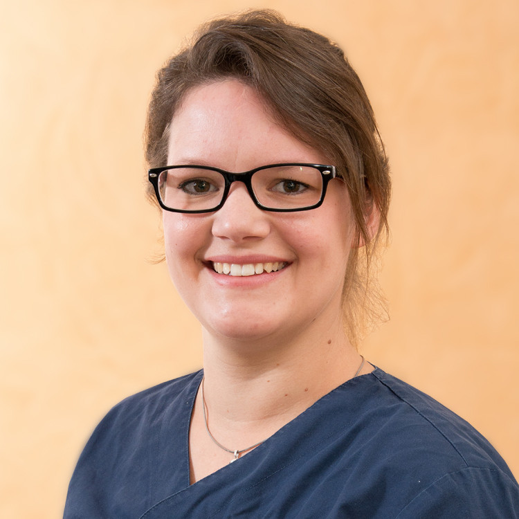 Portrait von Isabella Knöpfle in medizinischer Kleidung vor hellem Hintergrund