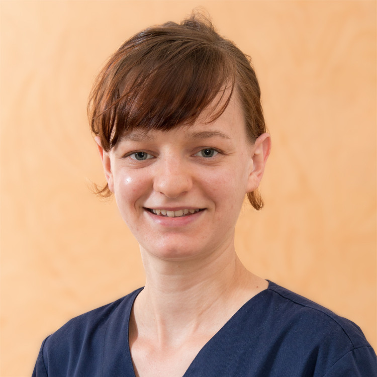 Porträt von Antonia Thiem in medizinischer Berufskleidung