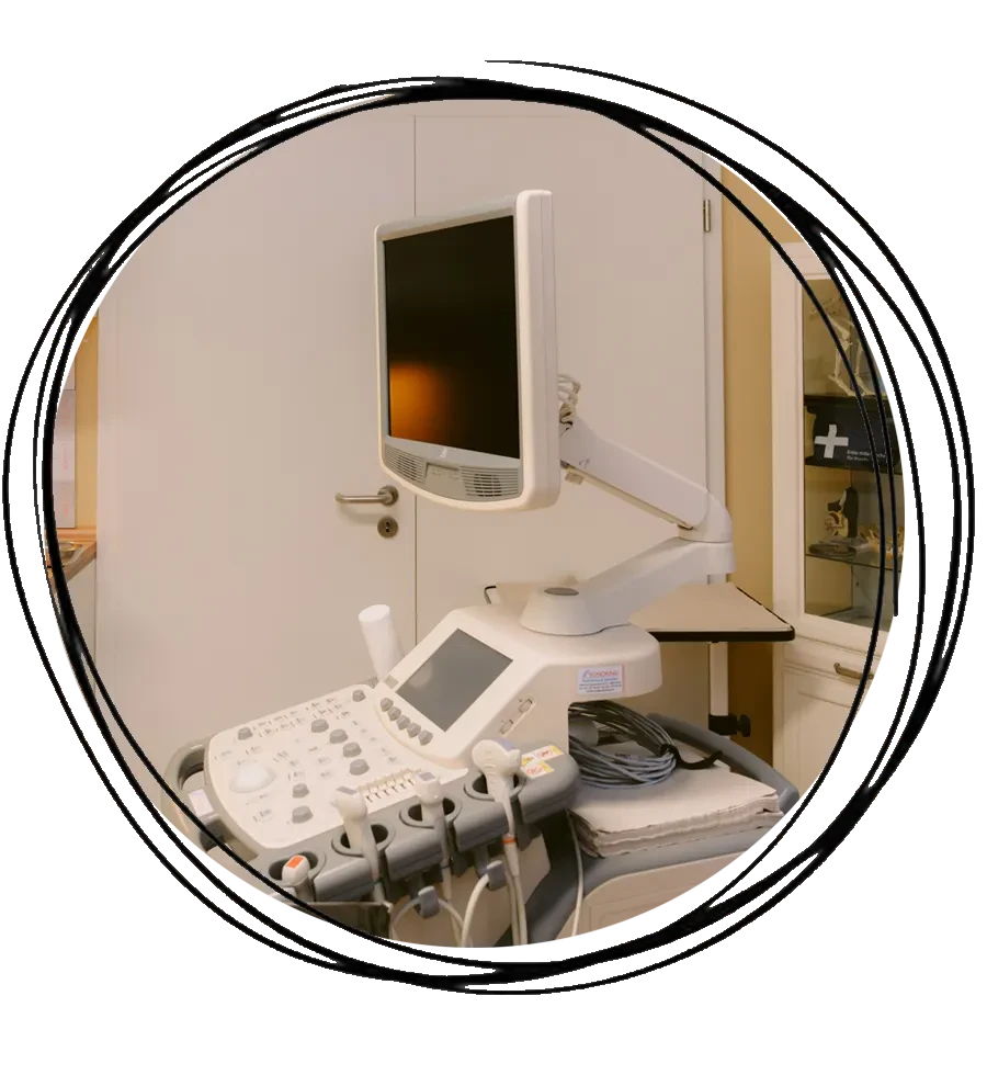 Rundultraschall-Gerät in einer modernen Arztpraxis