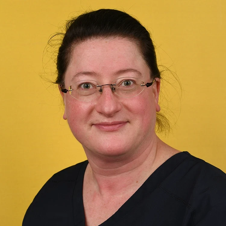 Portraitfoto von Antje Gleitsmann vor gelbem Hintergrund