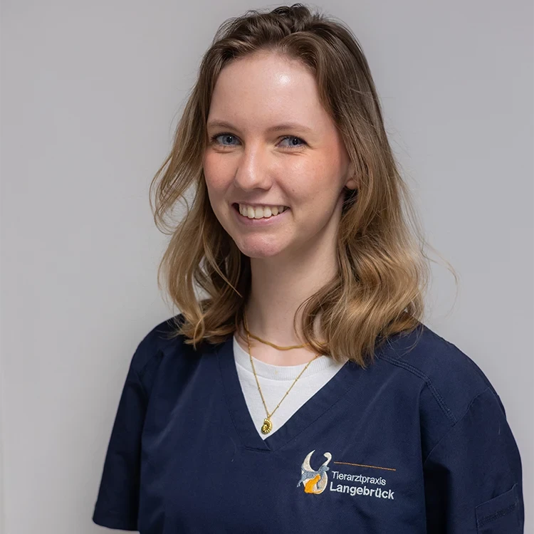 Vanessa Scheffel von der Tierarztpraxis Langebrück im Team-Outfit