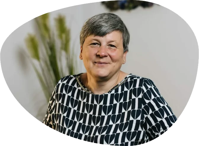 Portrait von Nicole Deutschewitz in gemustertem Oberteil