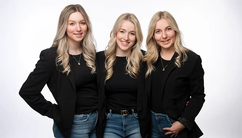 Team von Reiselounge in moderner Kleidung vor weißem Hintergrund
