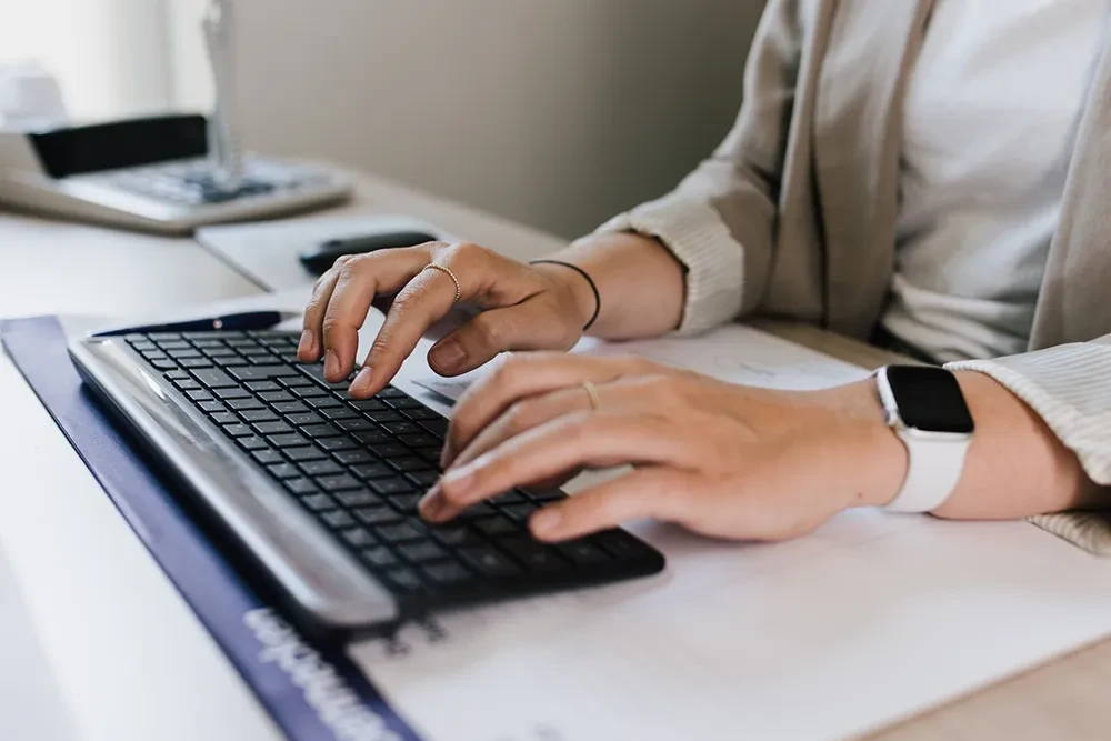 Frau tippt auf einer Tastatur im Büro