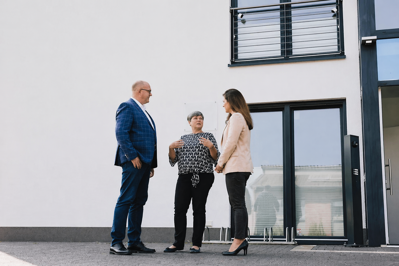 Steuerberater Hinrichs im Gespräch mit Mandanten vor dem Büro in Magdeburg und Oldenburg