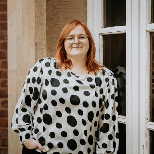 Portrait von Peter vor einem Fenster, moderne Kleidung mit schwarzen Punkten