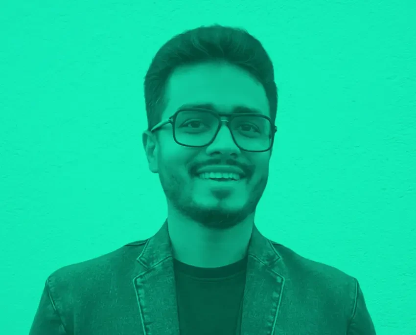 Porträt von Faisal mit grünem Hintergrund und Sakko