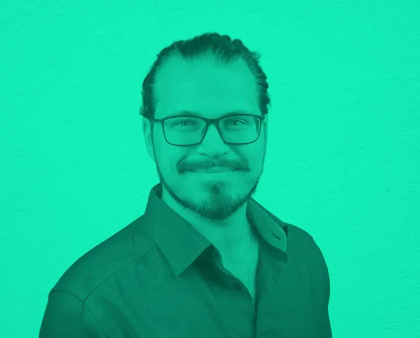 Porträt von Valentin mit grünem Hintergrund