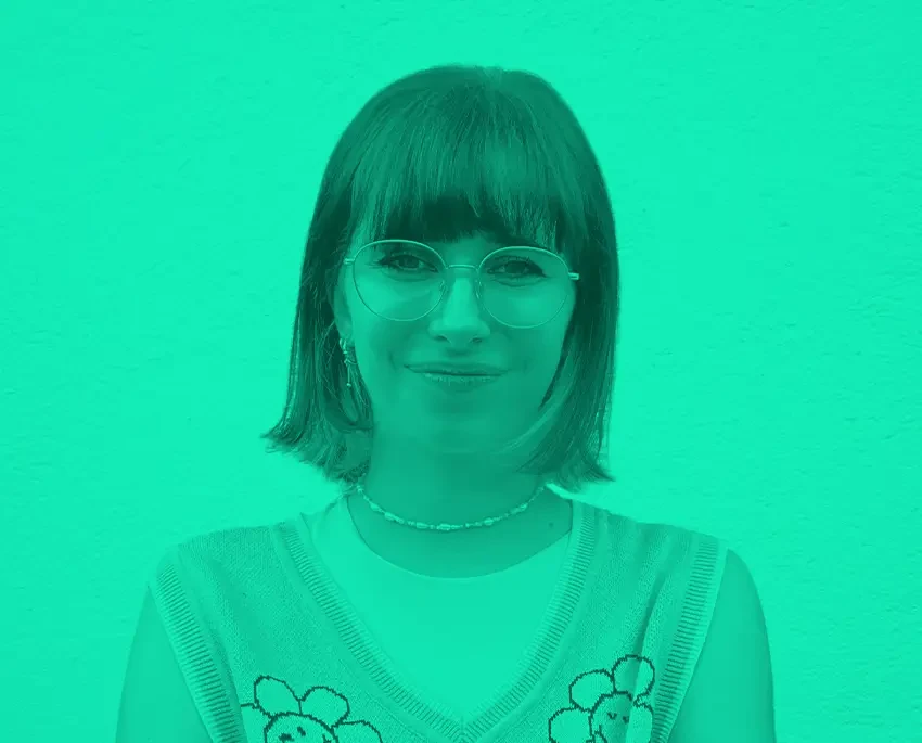 Porträt von Lena H mit geblümtem Pullunder und Kette