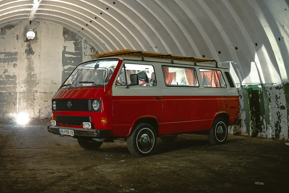 Roter VW T3 Bulli Oldtimer in einer Halle