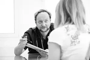 Dr. Sammy Haider bei einer Beratung mit einer Patientin