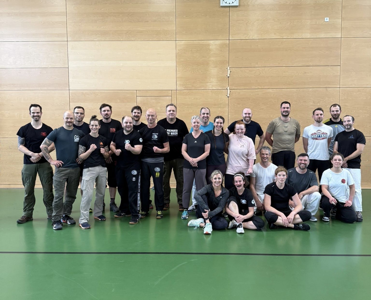 Gruppenfoto eines Selbstverteidigungskurses mit Schwerpunkt Take Down und Ground Control in einer Sporthalle
